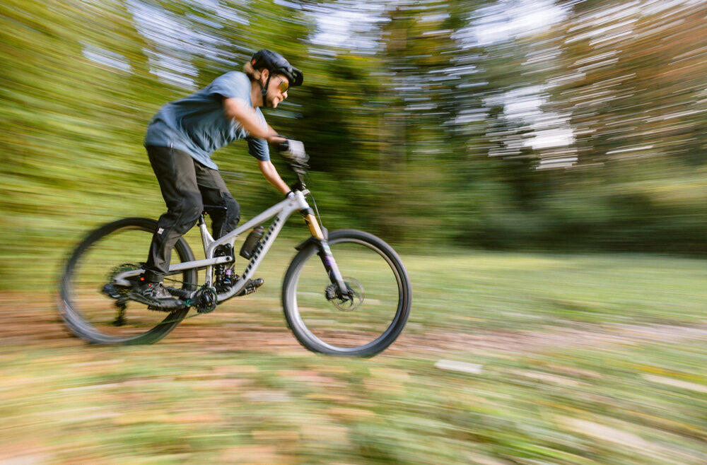 Bikeguide beim Downhill auf Singletrail
