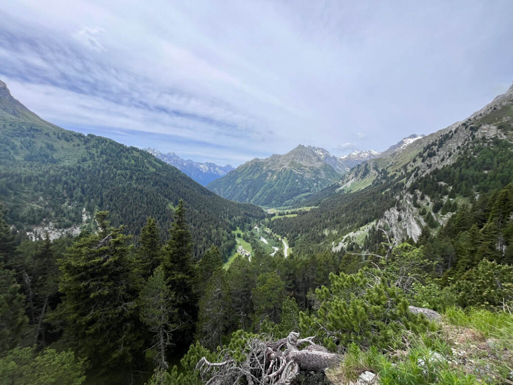 Alpines Panorama mit Bergtrail Weite alpine Landschaft mit Bergtrail im Val Müstair.