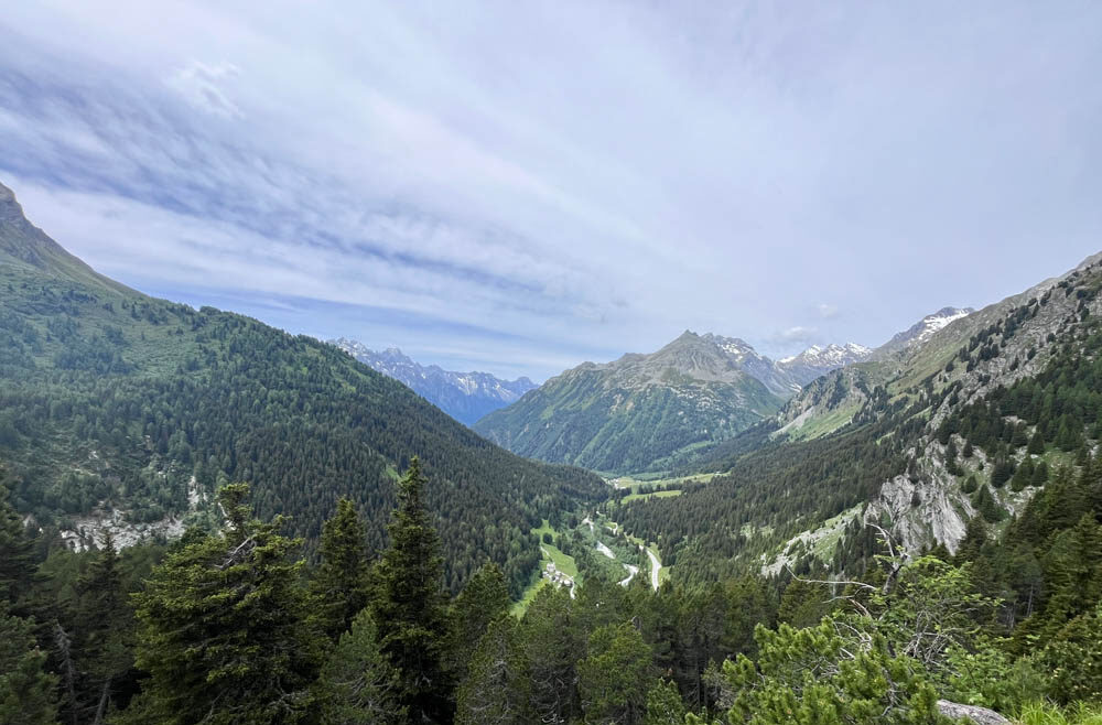 Weite alpine Landschaft mit Bergtrail im Val Müstair.